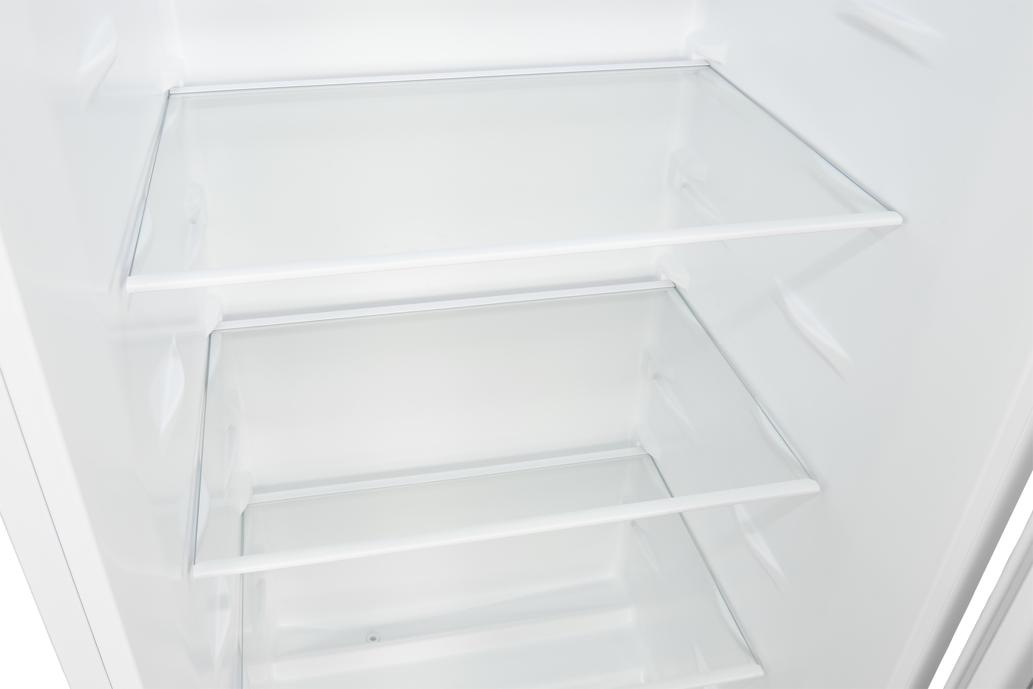 Intérieur d'un réfrigérateur blanc, montrant trois étagères en verre.