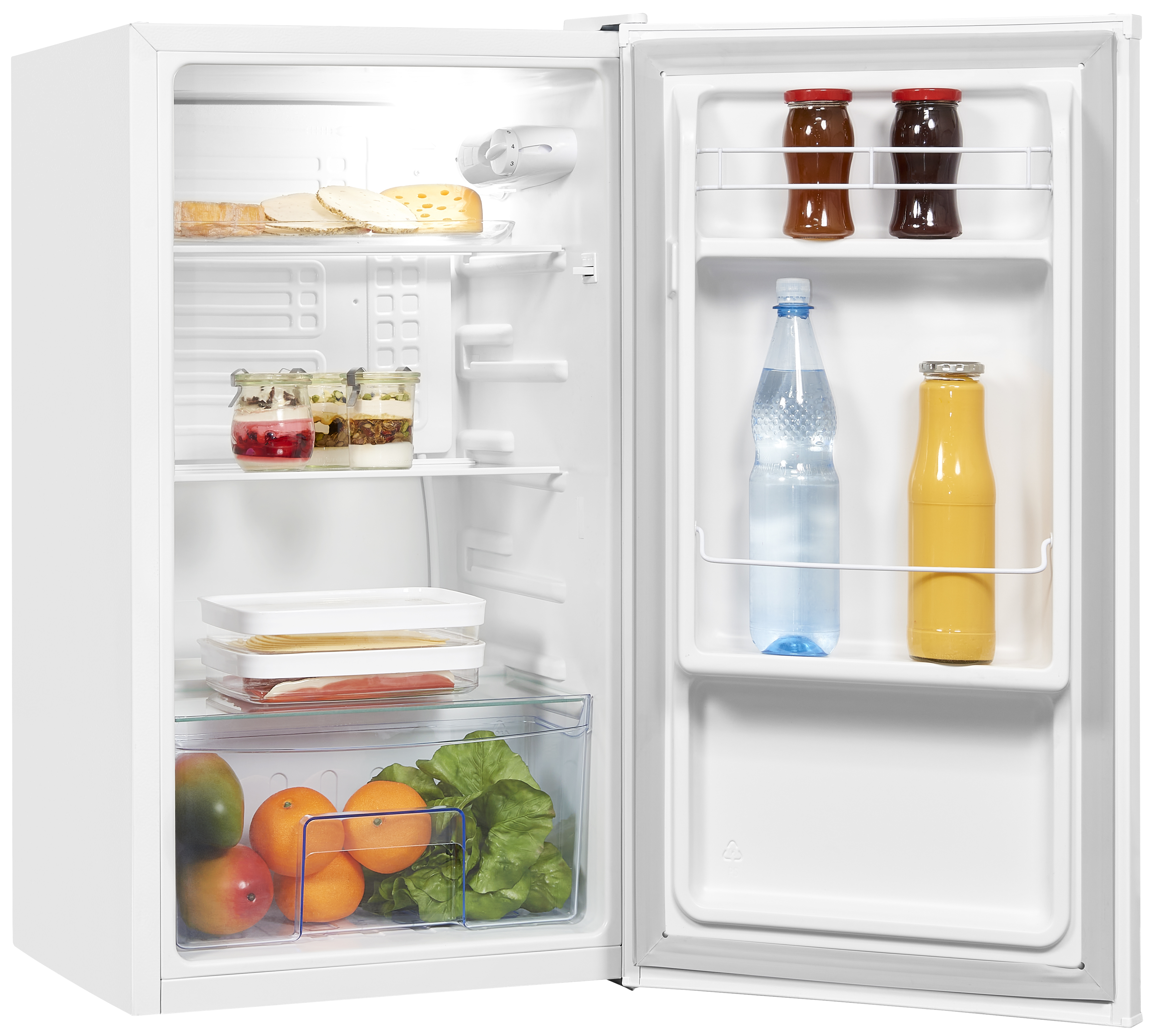 Réfrigérateur blanc avec la porte ouverte. À l'intérieur, des étagères avec des aliments comme des bocaux, des fruits et des boissons.