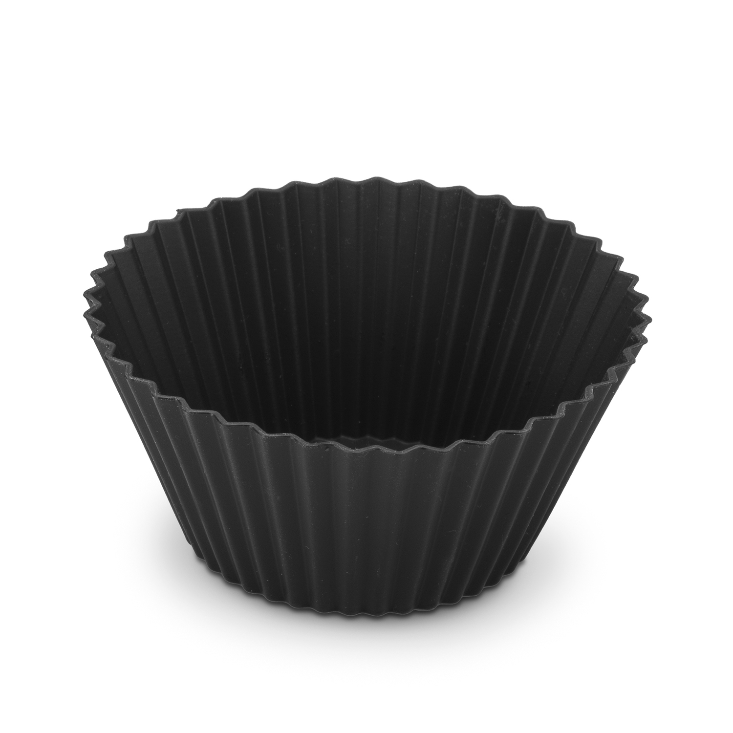 Un solo molde para cupcakes de silicona negro, acanalado, sobre un fondo blanco. Está vacío y listo para usar.