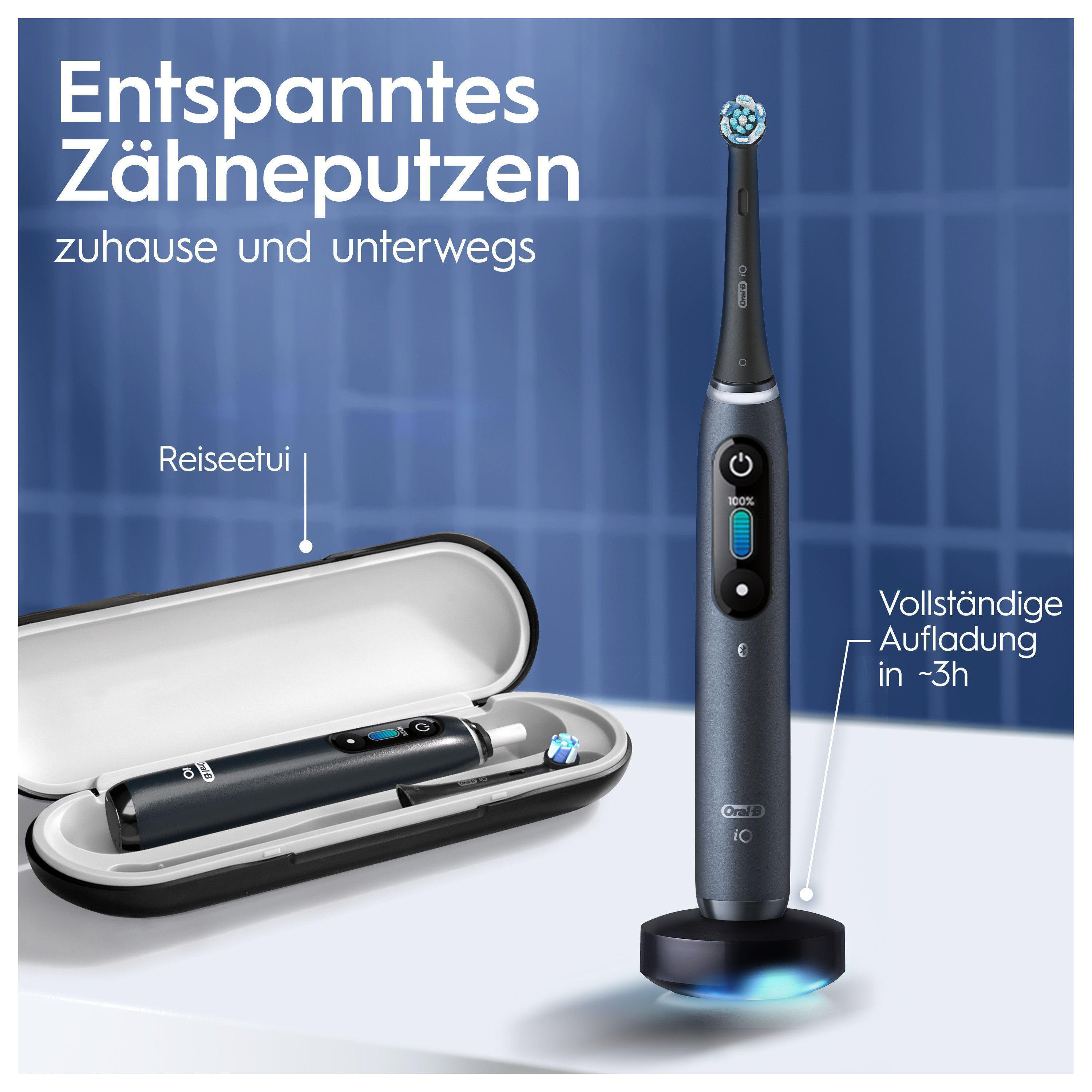 Elektrische Zahnbürste in einem Etui und auf einem Ladegerät, mit Text, der Funktionen beschreibt.
