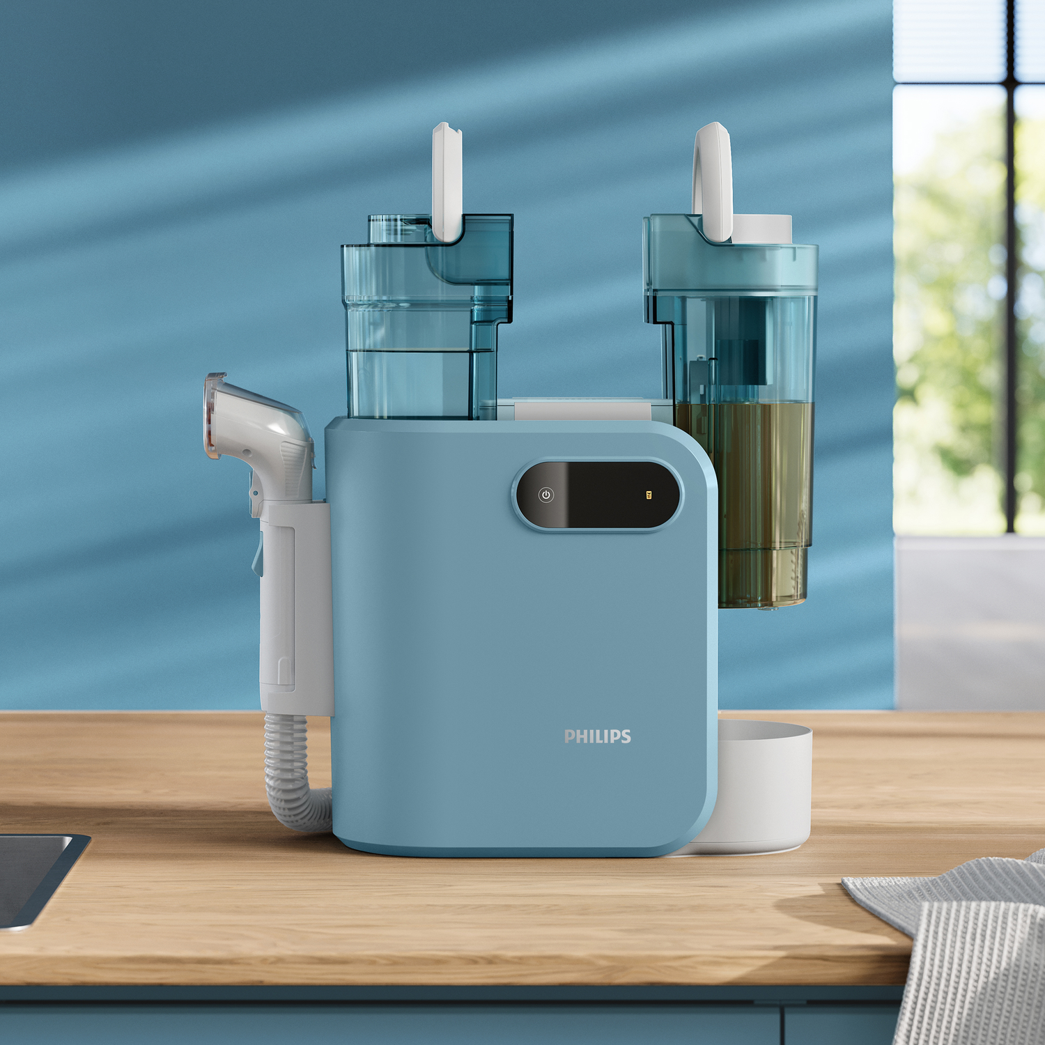 Een blauwe Philips-vernevelaar op een houten oppervlak met een lichtblauwe muur op de achtergrond.