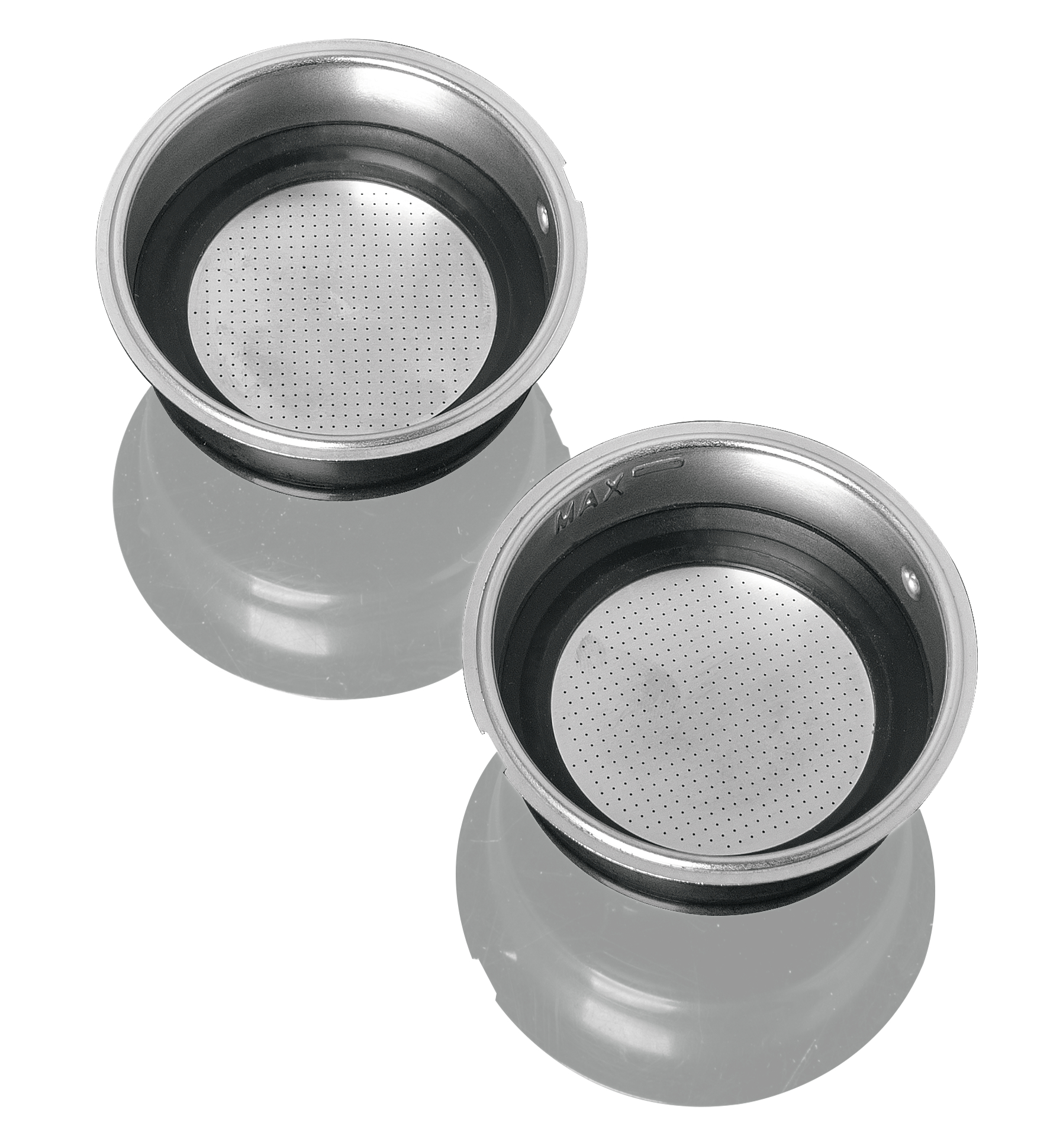 Zwei Edelstahlfilter für Kaffeemaschinen. Die Filter sind rund mit vielen kleinen Löchern im Boden.