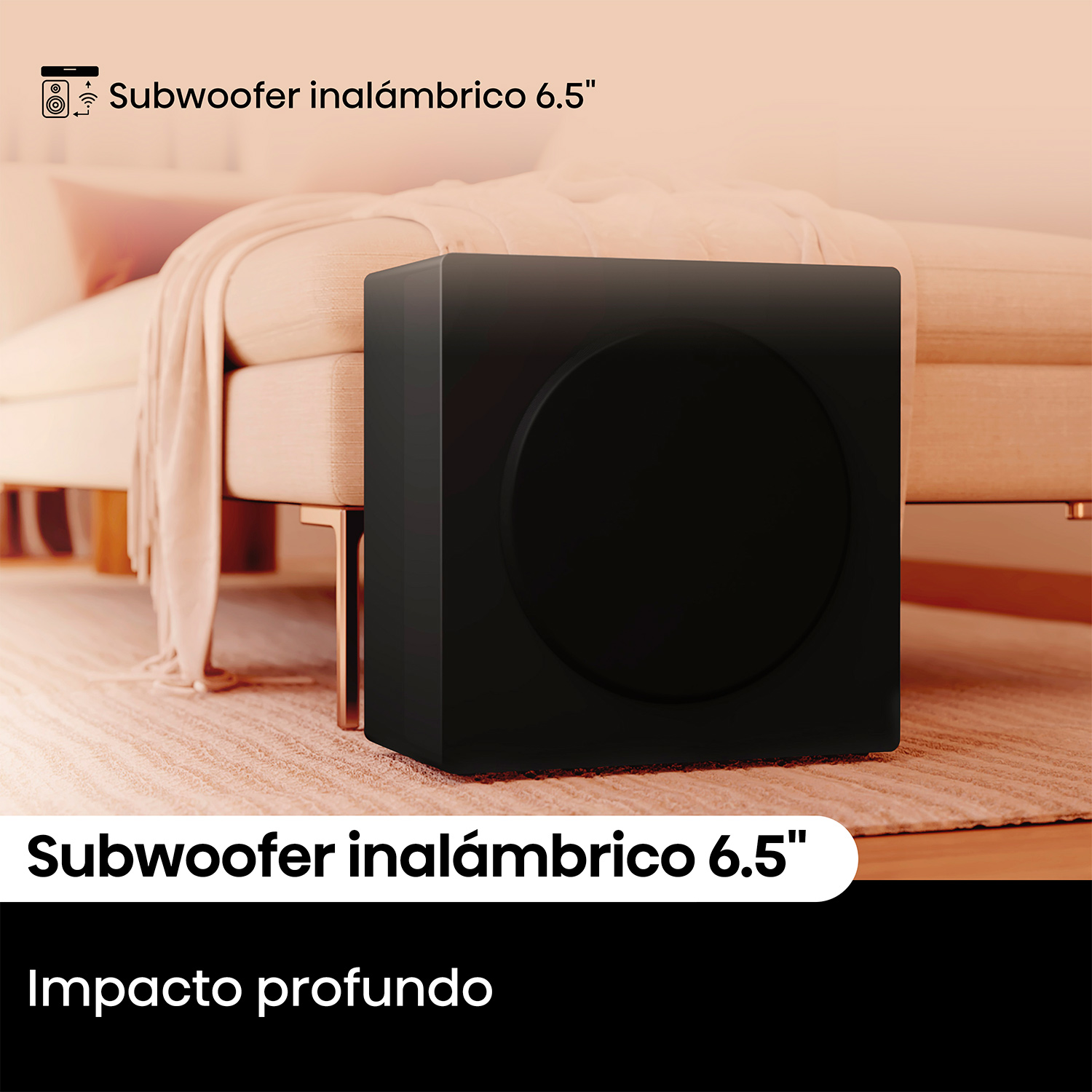 Subwoofer negro sobre una alfombra, junto a un sofá. El texto dice: "Subwoofer 6.5".