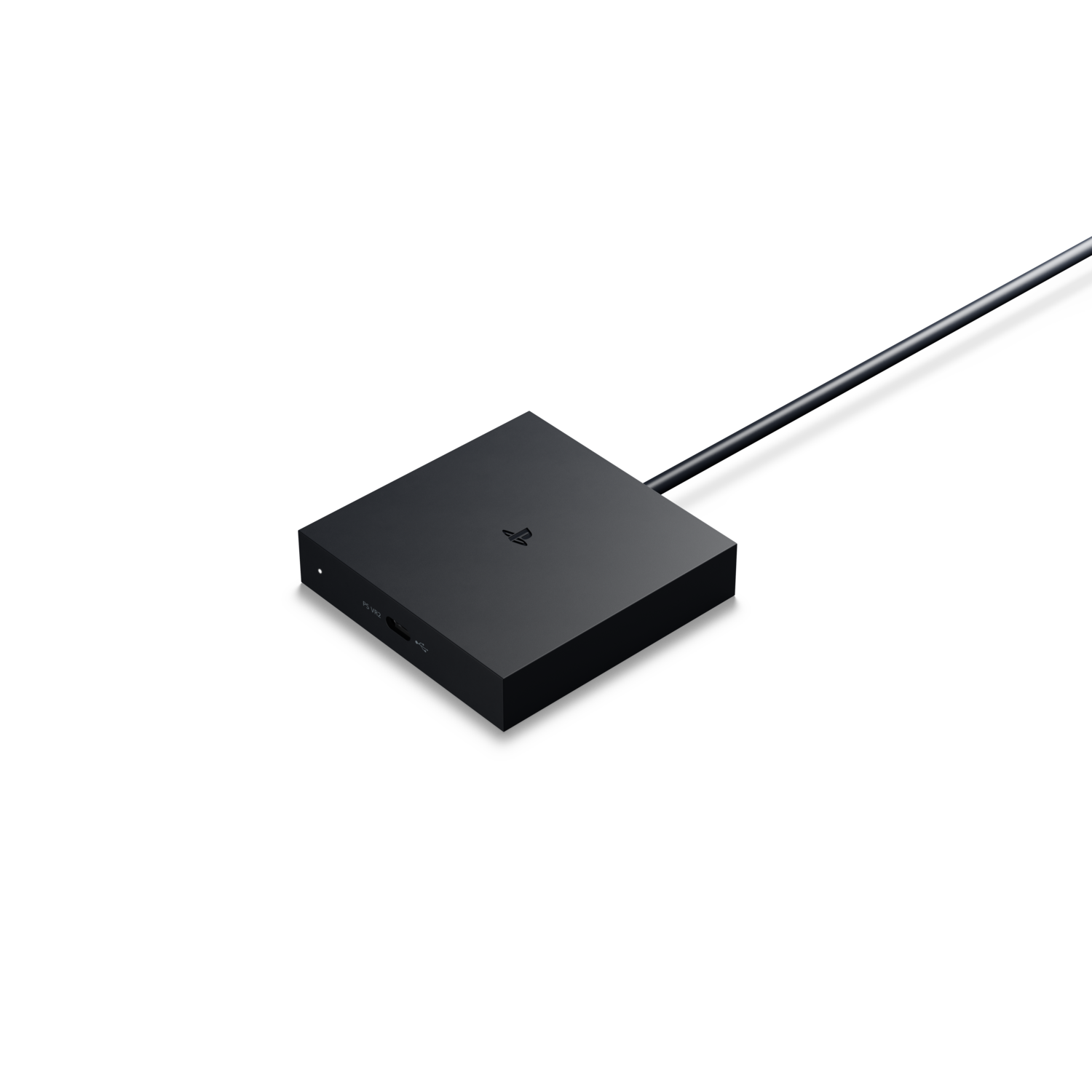 Zwart PlayStation-dockingstation op een zwart oppervlak met een verbindingskabel.