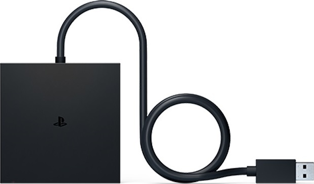 Accessorio PlayStation nero con cavo USB. Forma quadrata. Sfondo nero e grigio.