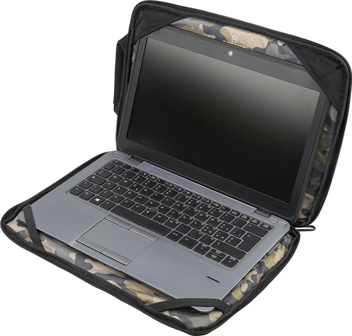 Ordinateur portable gris dans un étui camouflage.