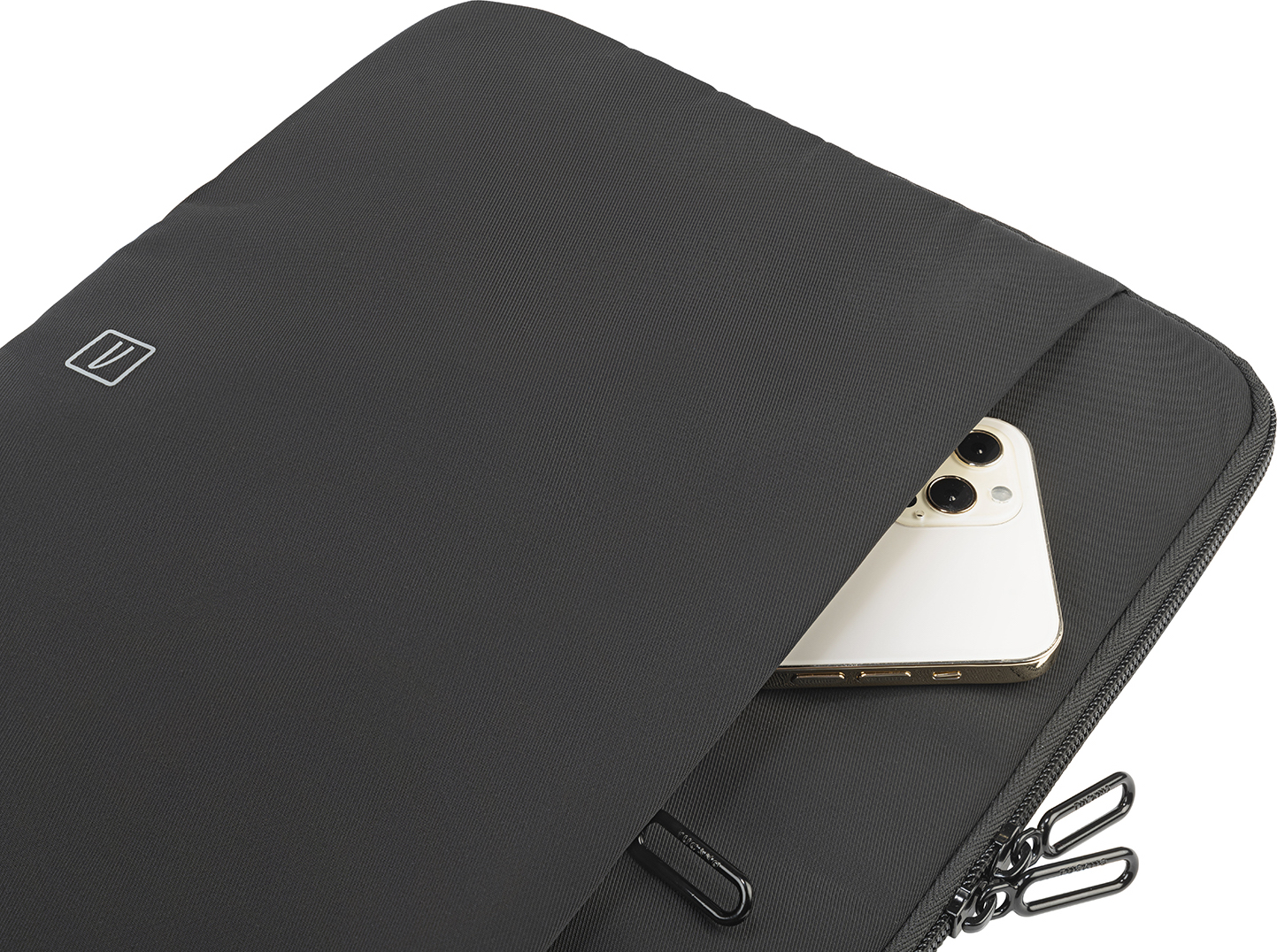 Housse d'ordinateur portable noire avec un téléphone partiellement visible à l'intérieur.