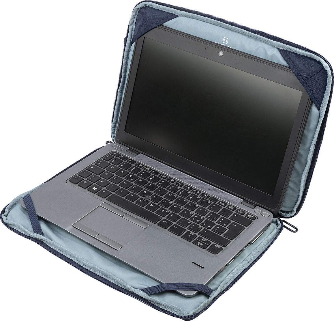 Ordinateur portable dans un étui bleu. Ordinateur portable ouvert. Ordinateur portable gris. Étui bleu.