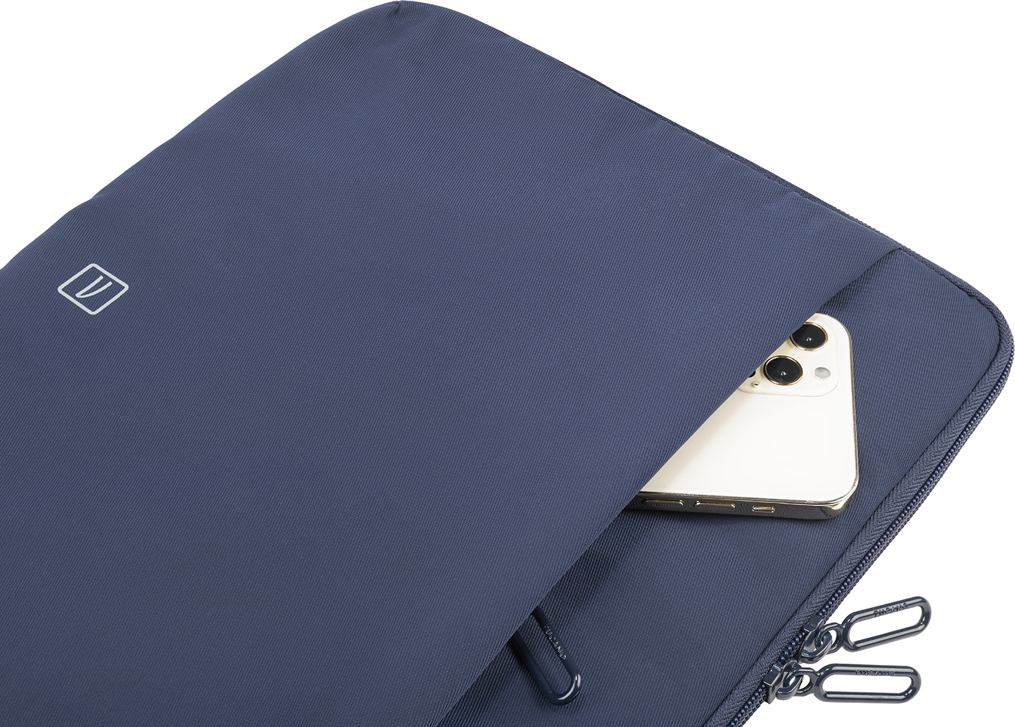 Une housse d'ordinateur portable bleu marine, avec un téléphone dépassant partiellement de la poche.