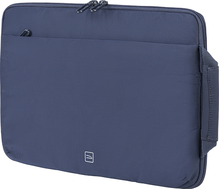 Housse d'ordinateur portable bleue. Elle possède une poche avant, une poignée et une fermeture éclair. Le logo est sur le devant.