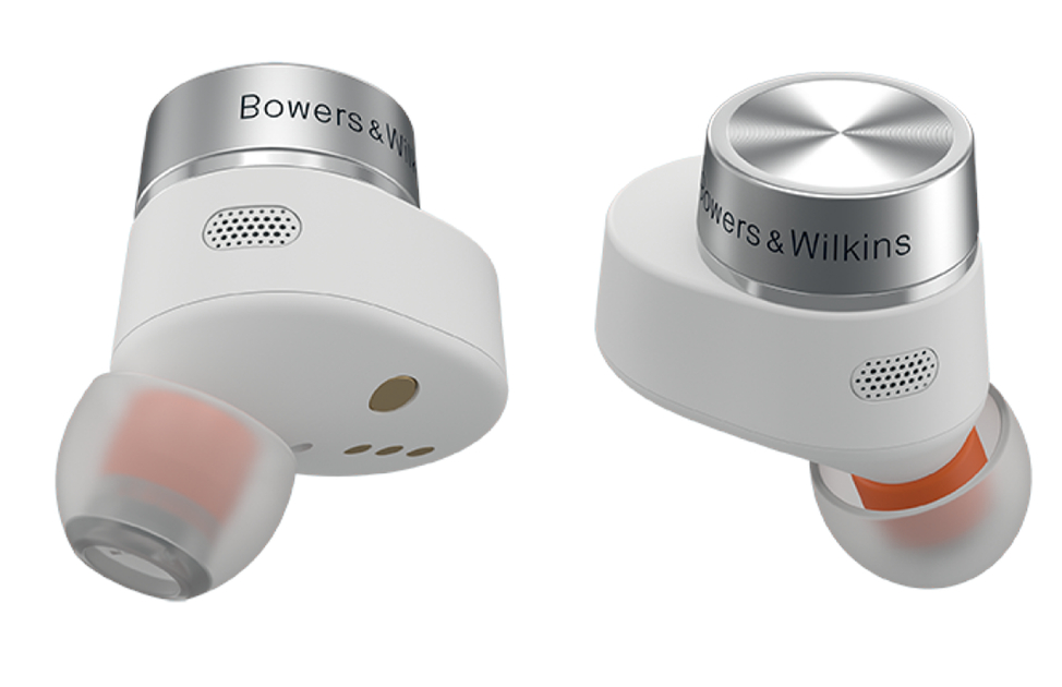 Dwa białe słuchawki z srebrnymi akcentami. Tekst Bowers & Wilkins znajduje się na górze.