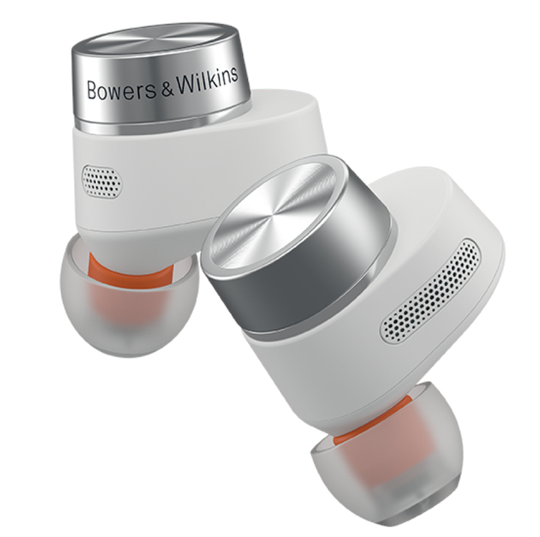 Para białych słuchawek Bowers & Wilkins. Srebrne akcenty, pomarańczowe wkładki douszne.