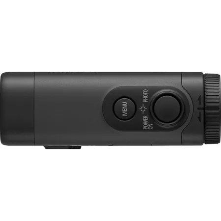 Eine schwarze Action-Kamera mit Menü- und Fototasten sowie einer Ein-/Aus-Taste, Seitenansicht.