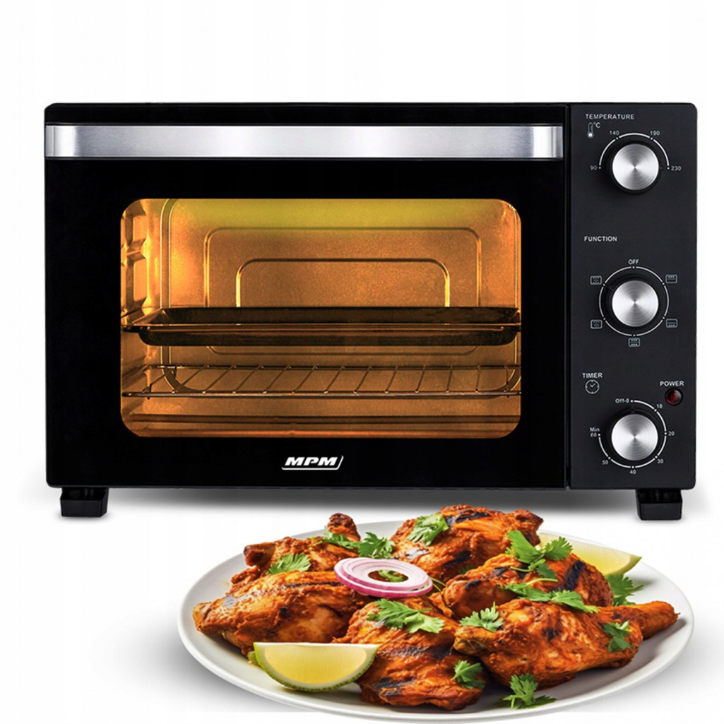 Piekarnik z ugotowanym kurczakiem na talerzu.