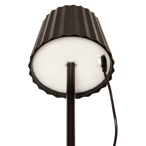 Eine schwarze Tischlampe mit geriffeltem Schirm, die Unterseite und das Netzkabel zeigend.