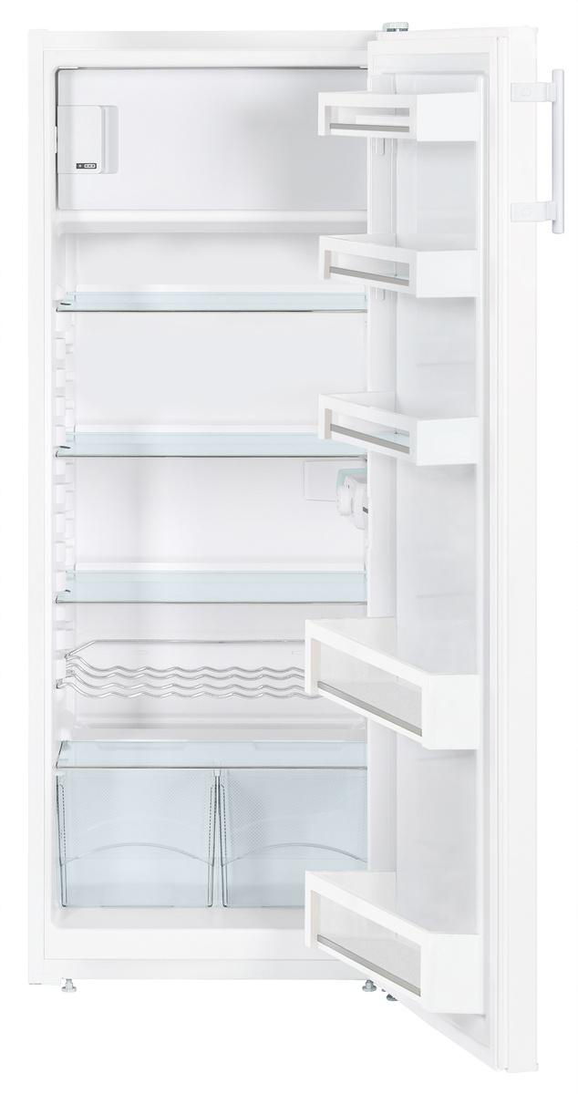 Weißer Kühlschrank mit offener Tür, zeigt Regale und Innenraum. Weißer Hintergrund.