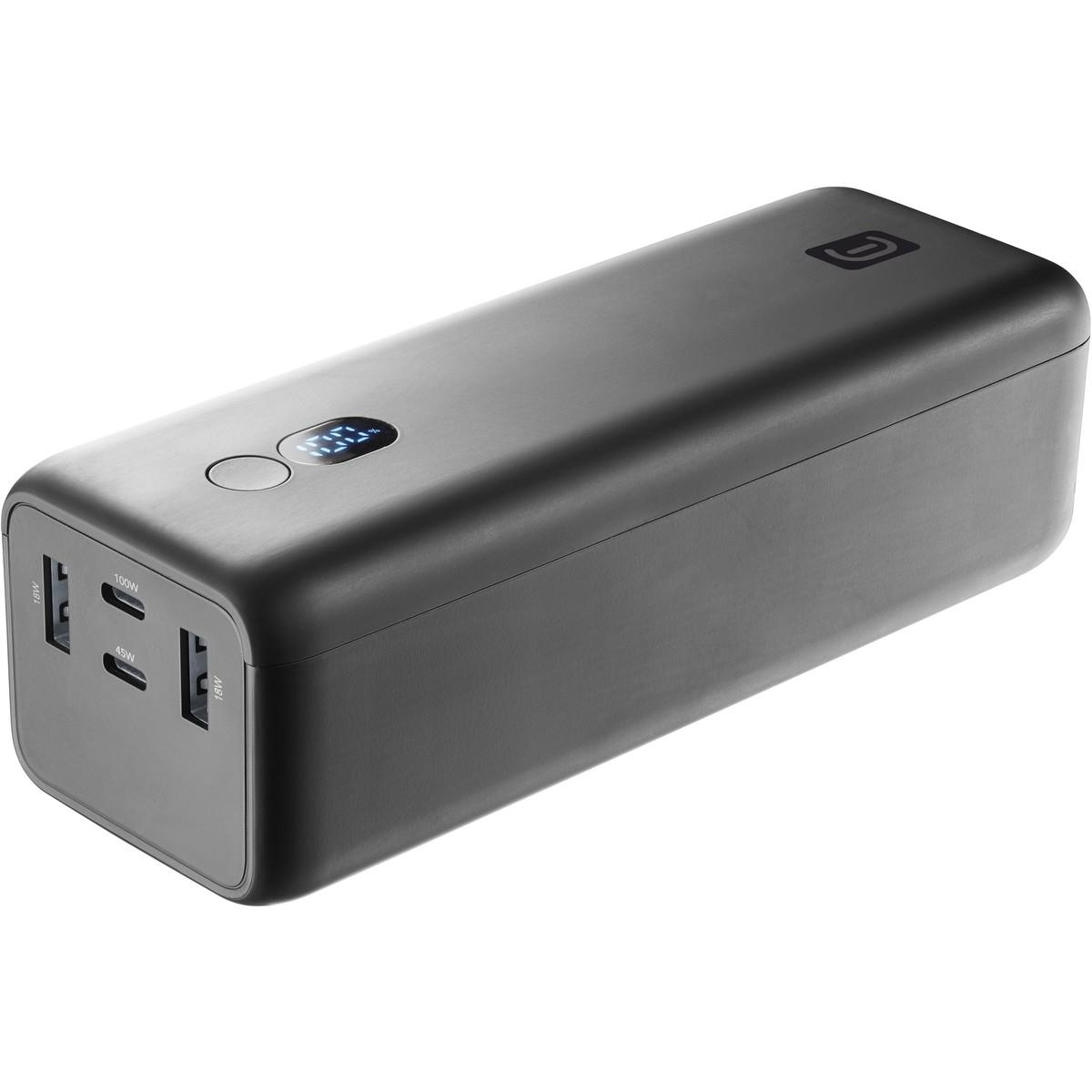 Eine schwarze Powerbank mit Display, zwei USB-Anschlüssen und einem Knopf auf weißem Untergrund.