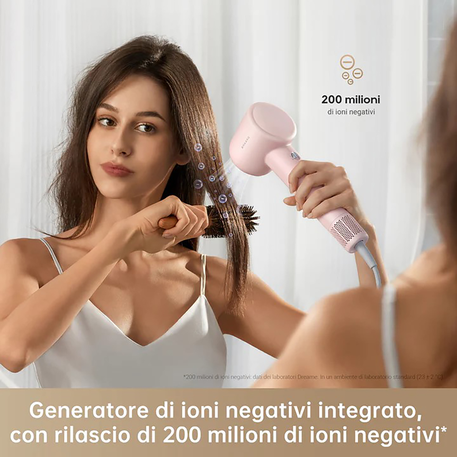Donna che si spazzola i capelli con un asciugacapelli rosa, riflesso nello specchio. Testo: '200 milioni di ioni negativi'.