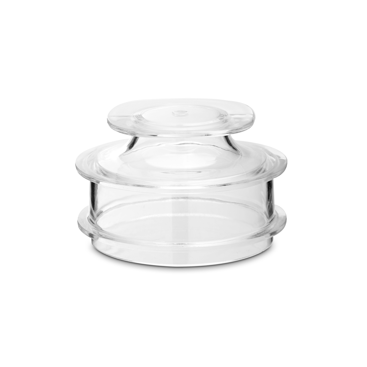 Un tarro de vidrio transparente con tapa, sobre un fondo blanco.