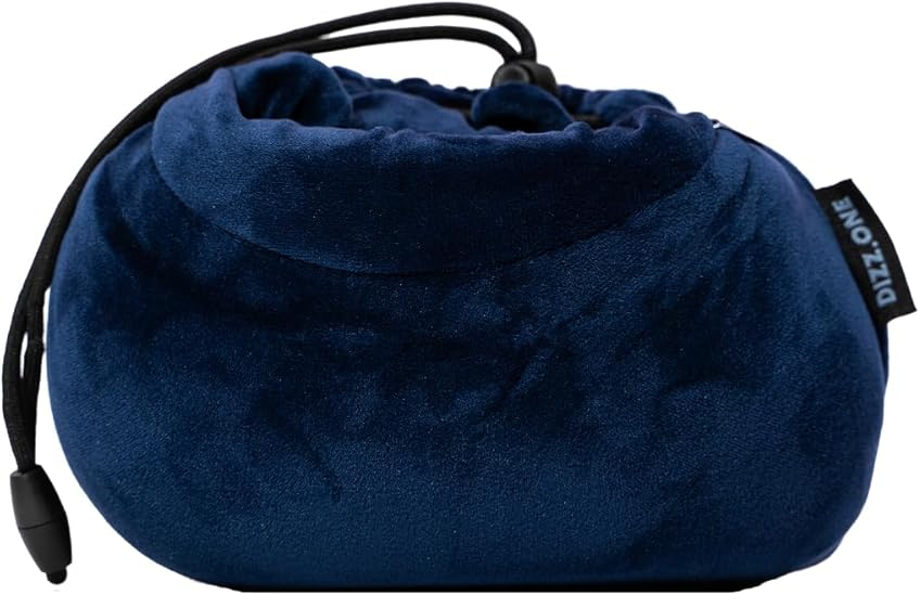 Une pochette bleu marine avec cordon. Le sac est rond et en velours.