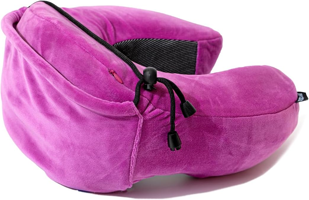 Cuscino da viaggio viola con cappuccio e cordino nero.