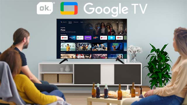 Personas viendo un televisor con interfaz de Google TV. Texto: OK Google TV.