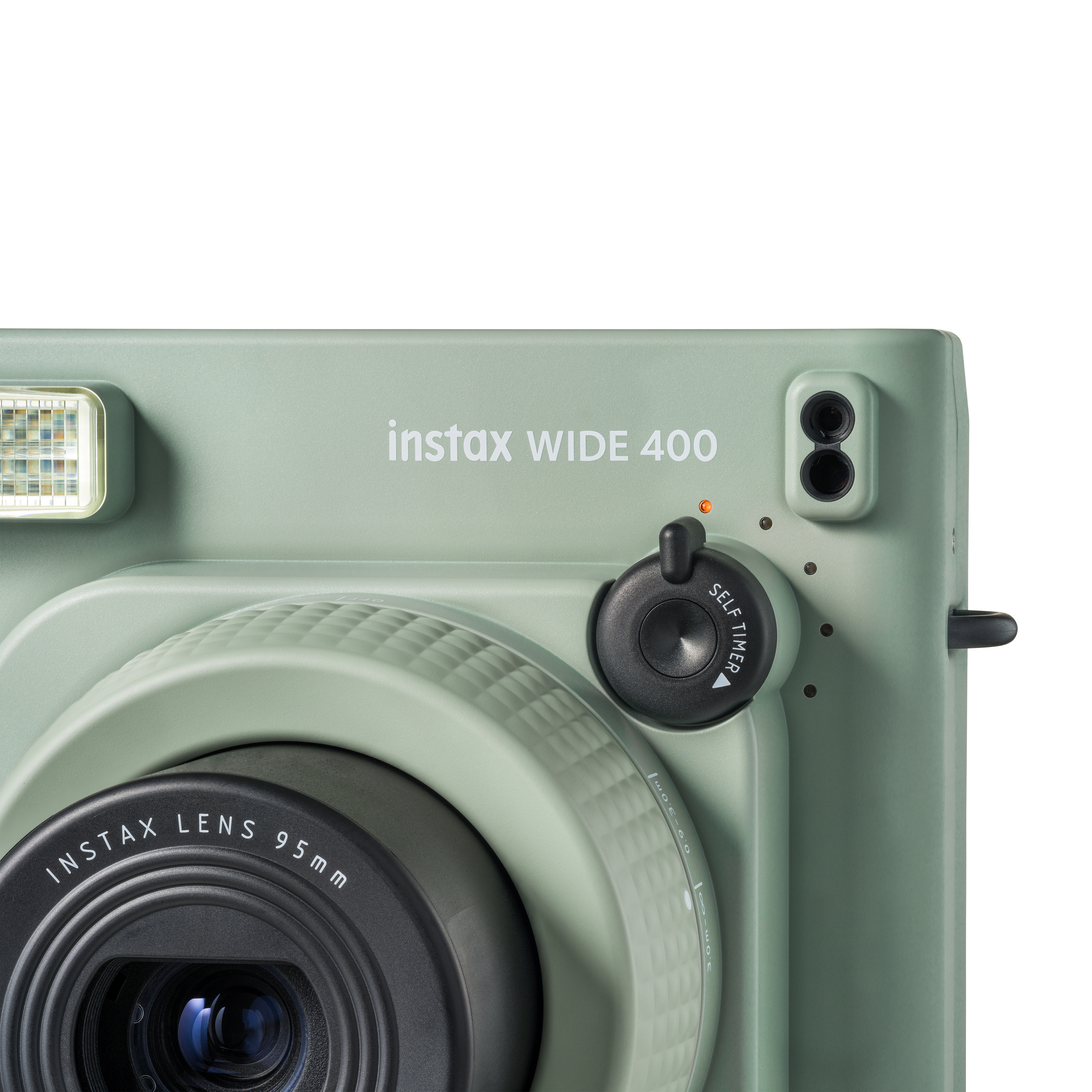 Grüne Instax-Kamera. Schwarzes Objektiv, Blitz und Knöpfe. Weißer Hintergrund.