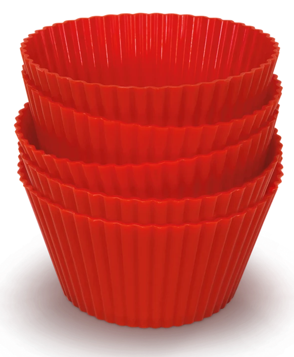 Négy piros szilikon muffin forma egymásra rakva, enyhén perspektivikus kilátással.