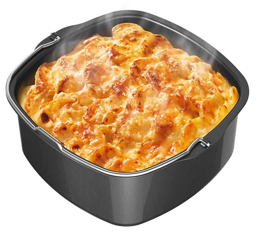 Sült étel egy fekete, négyzet alakú légsütő kosárban.