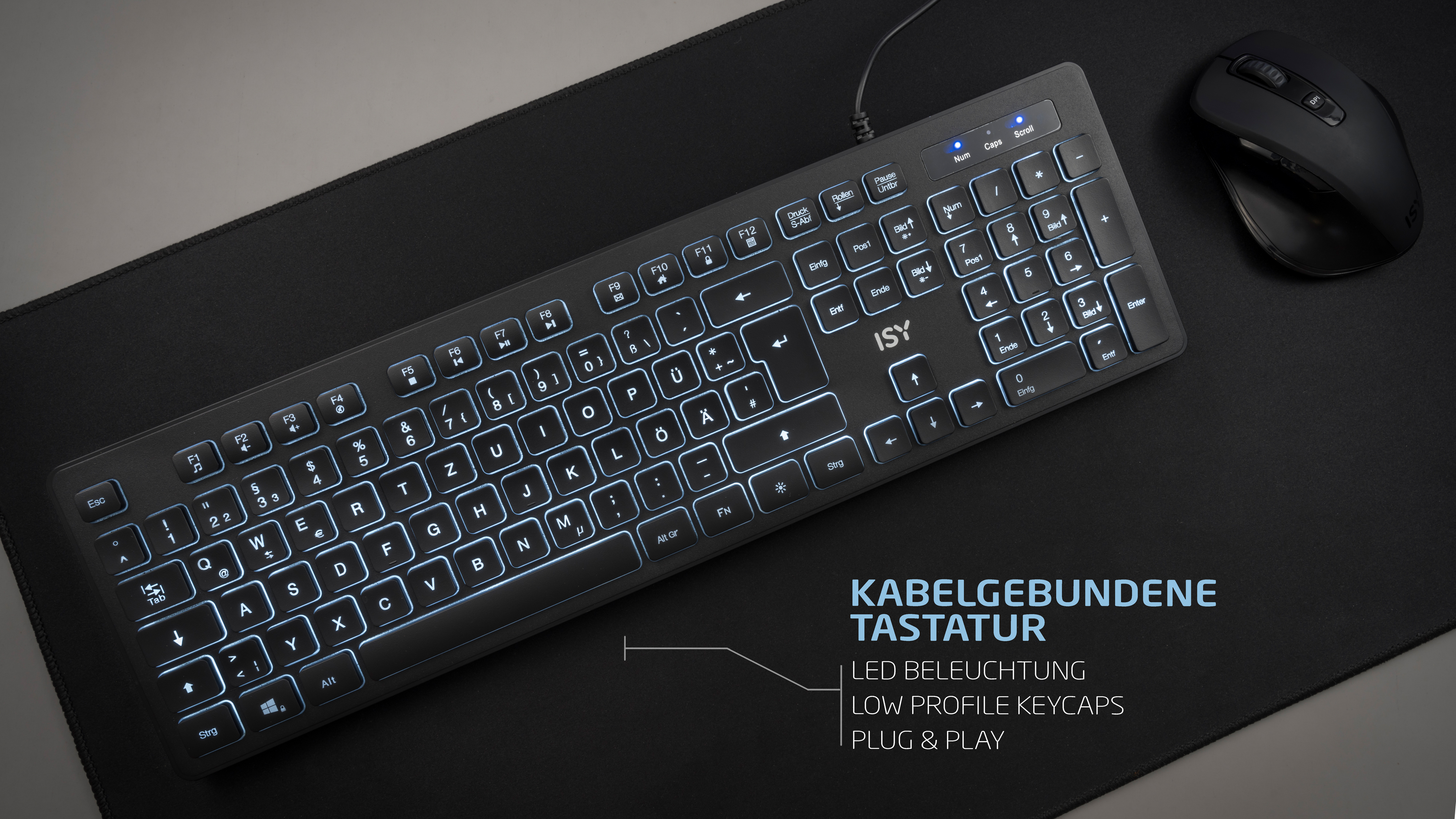 Schwarze, hintergrundbeleuchtete Tastatur und eine schwarze Maus auf schwarzer Oberfläche mit Text.