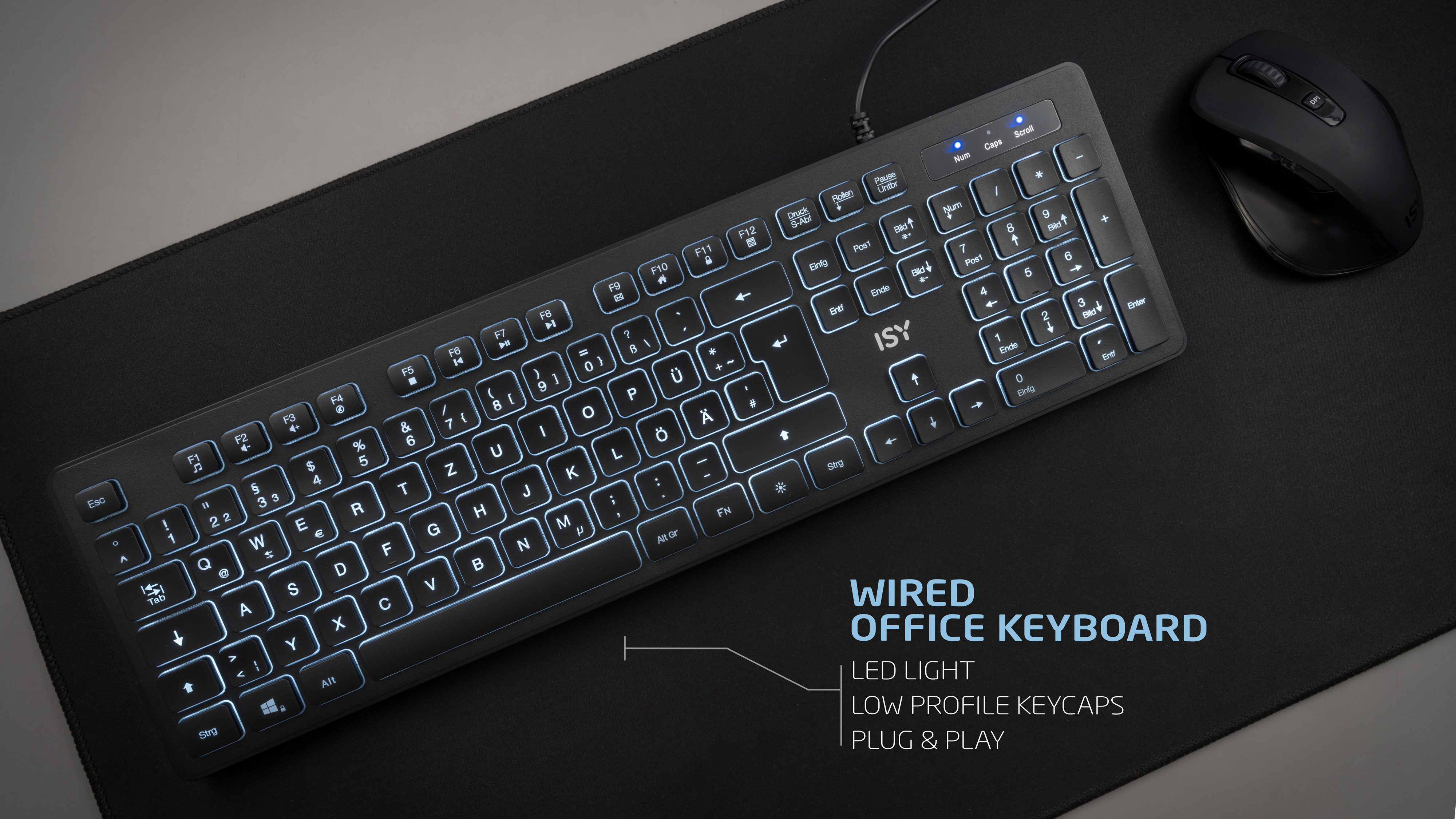 Eine hintergrundbeleuchtete schwarze Tastatur mit einer Maus auf einem Pad, Text weist darauf hin.