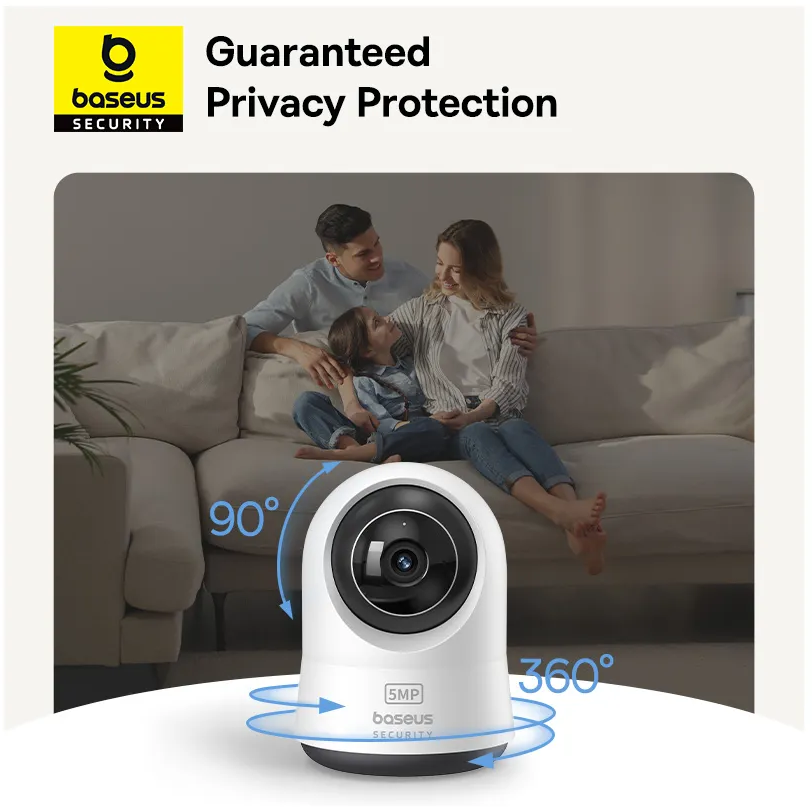 Eine weiße Überwachungskamera mit einer Familie auf einem Sofa im Hintergrund. Die Kamera zeigt 90 und 360 Grad Abdeckung.