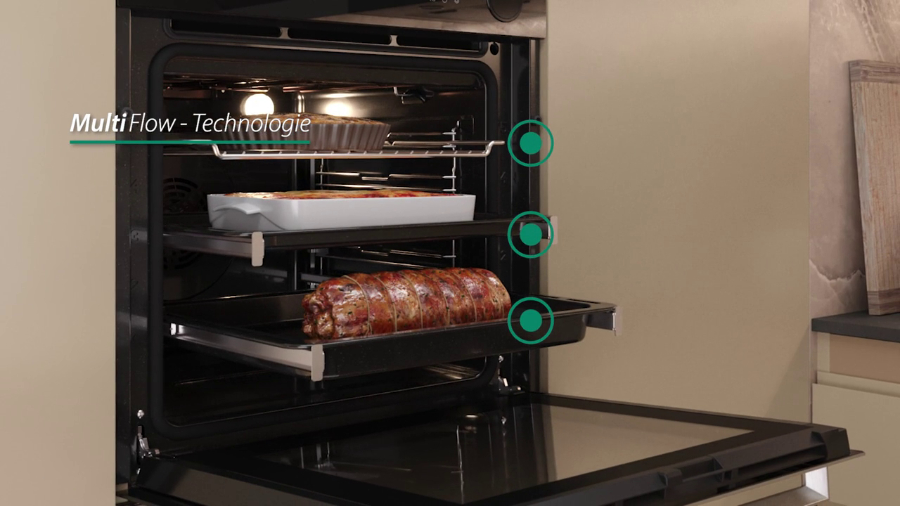 Ein Backofen mit drei Blechen, eines mit einem Braten. Der Ofen ist geöffnet und zeigt die MultiFlow-Technologie.