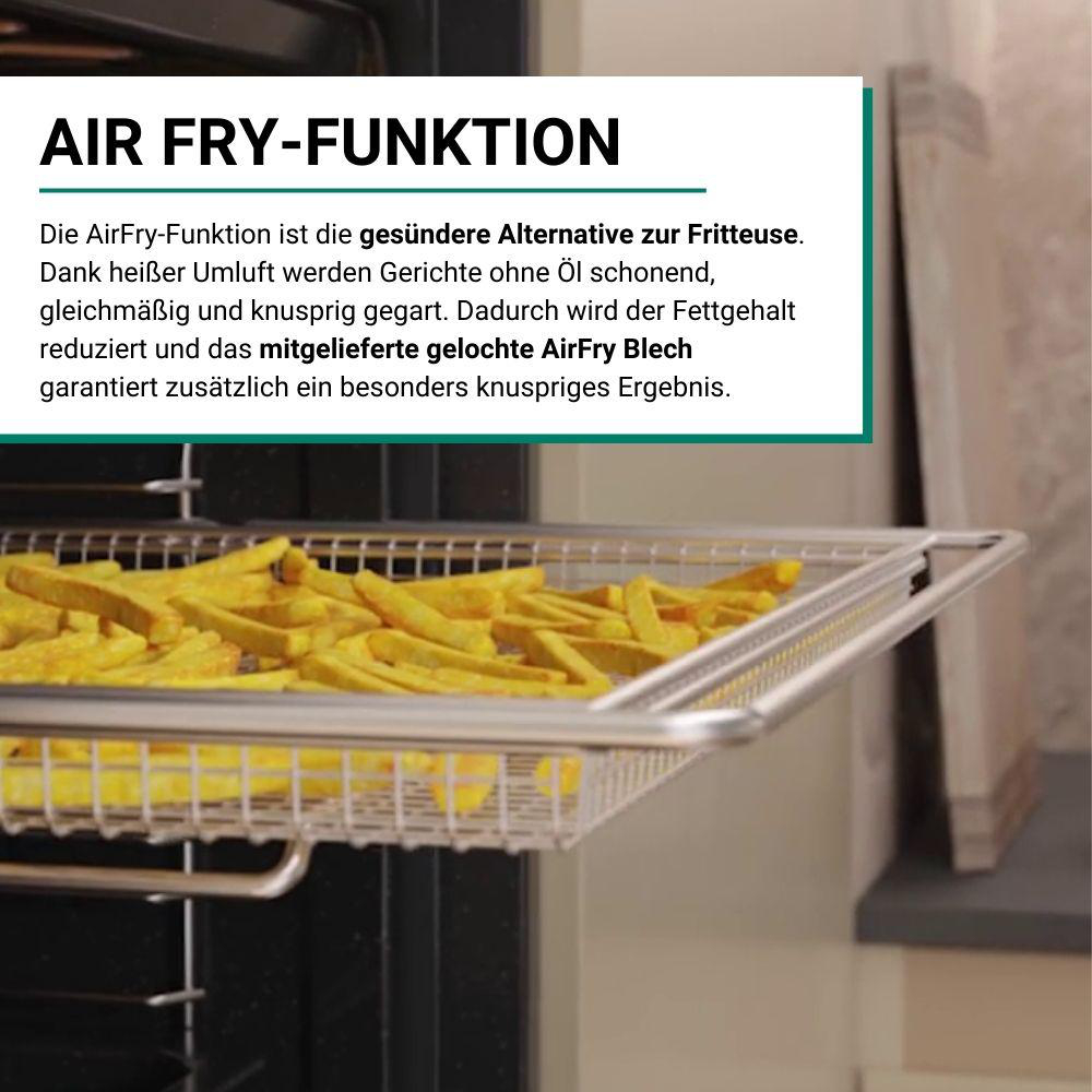 Nahaufnahme eines Metall-Airfryer-Korbs voller Pommes Frites in einer Küchenumgebung.