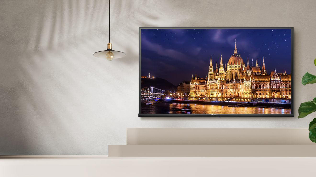 A Hisense TV egy éjszakai kilátást mutat egy nagy, megvilágított épülettel.