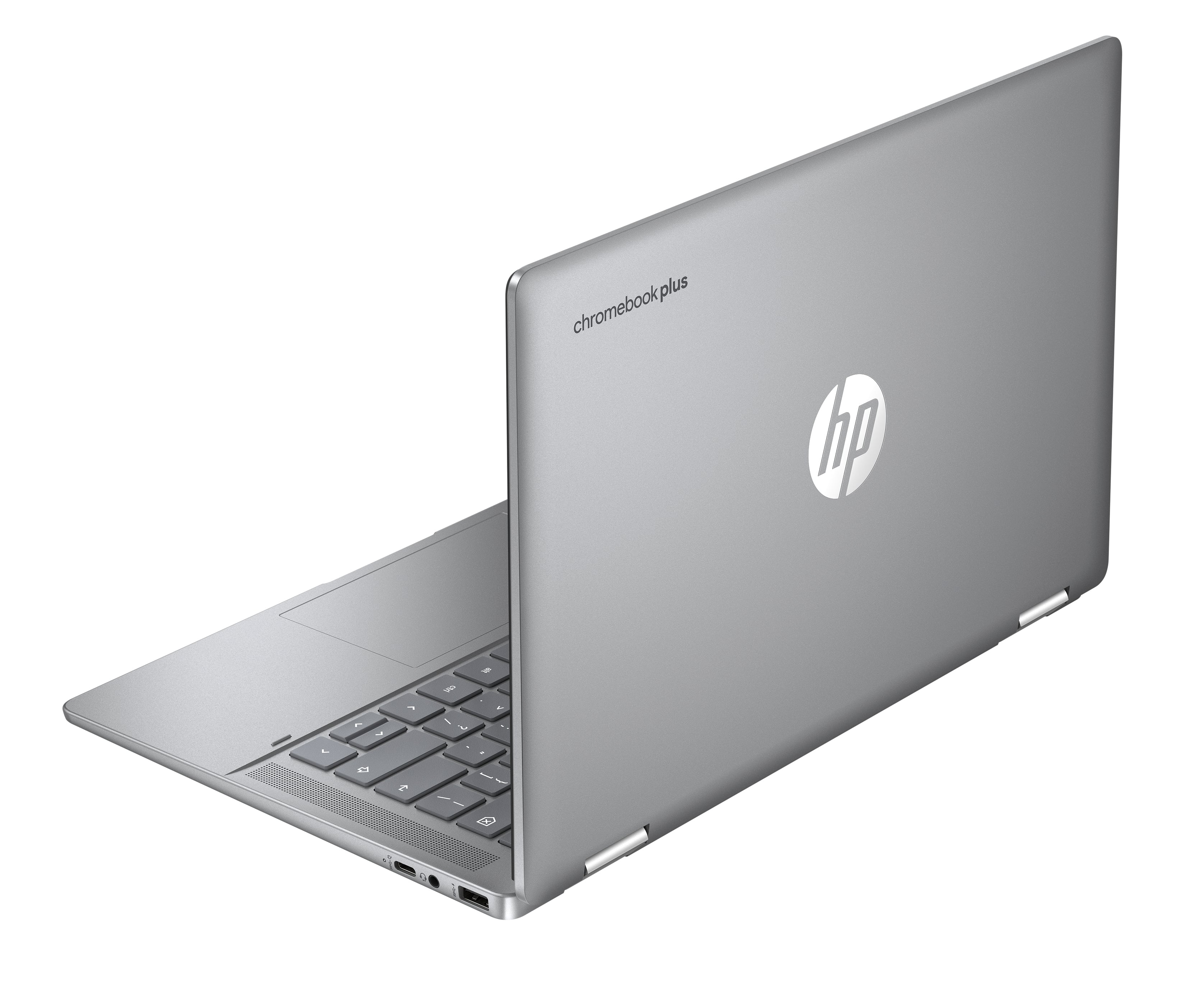Portátil HP Chromebook Plus plateado abierto, mostrando el teclado y el logotipo.