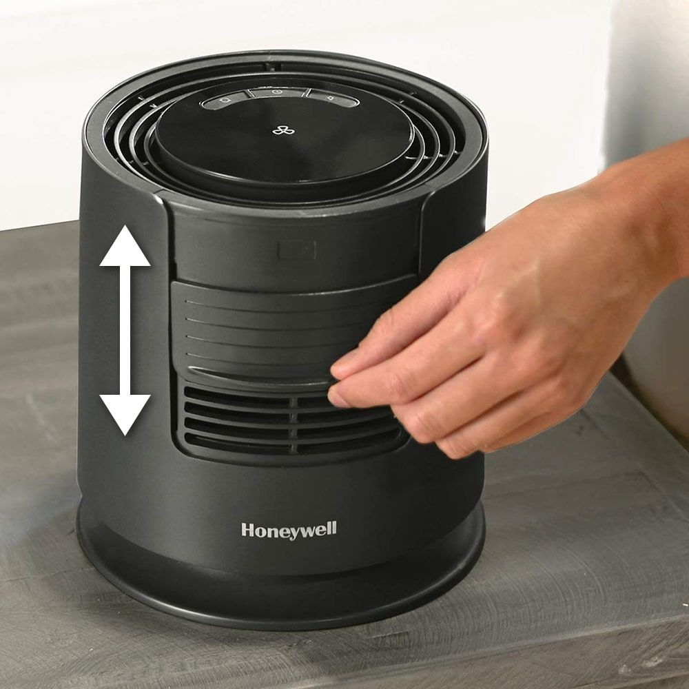 Nowoczesna kuchnia z otwartą lodówką. Produkty spożywcze, półki i minimalistyczny design.