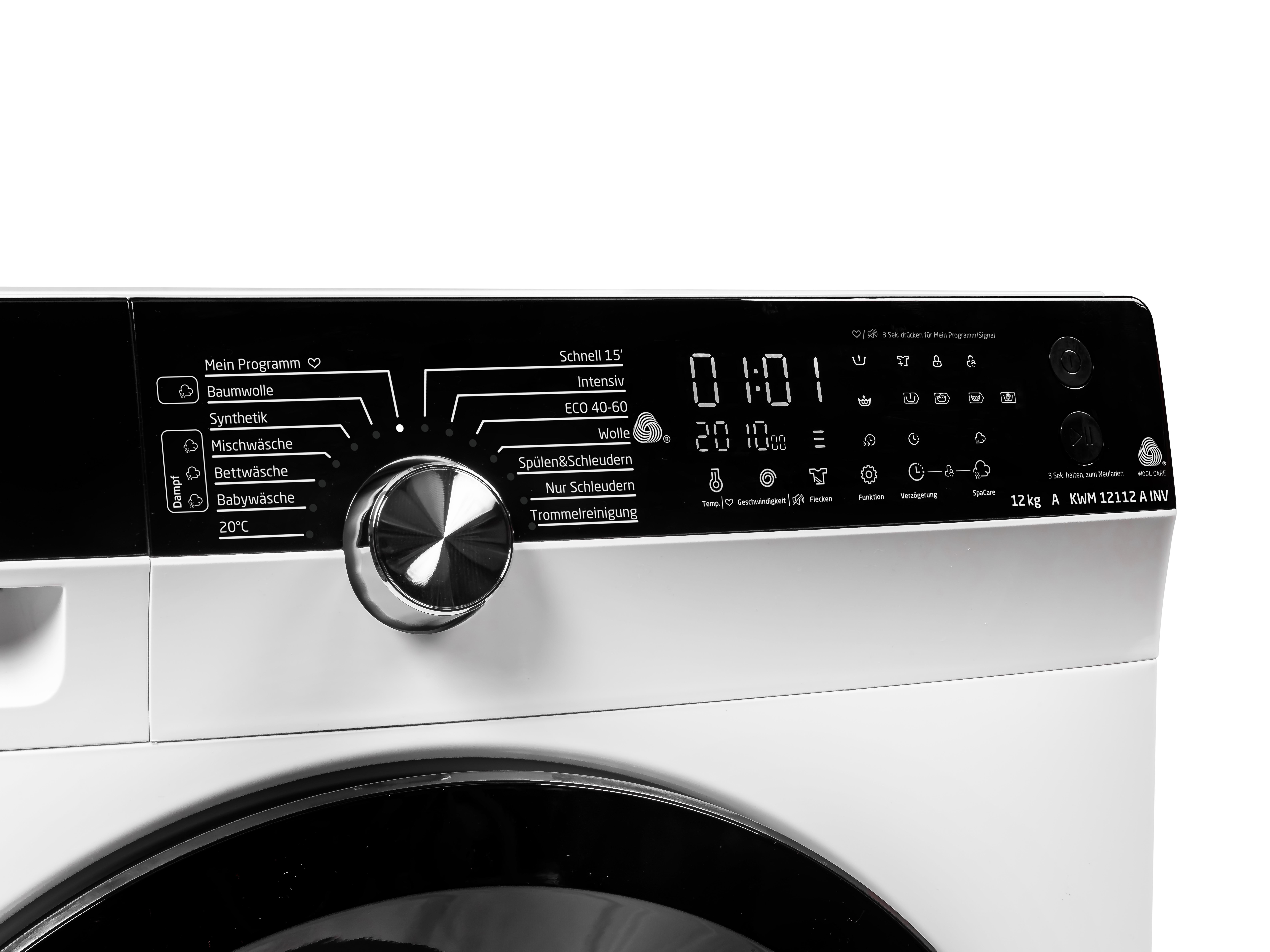 Waschmaschinen-Bedienfeld mit Programmen, Display und Tasten. Es hat einen Drehknopf, schwarzes Display, und weißes Gehäuse.