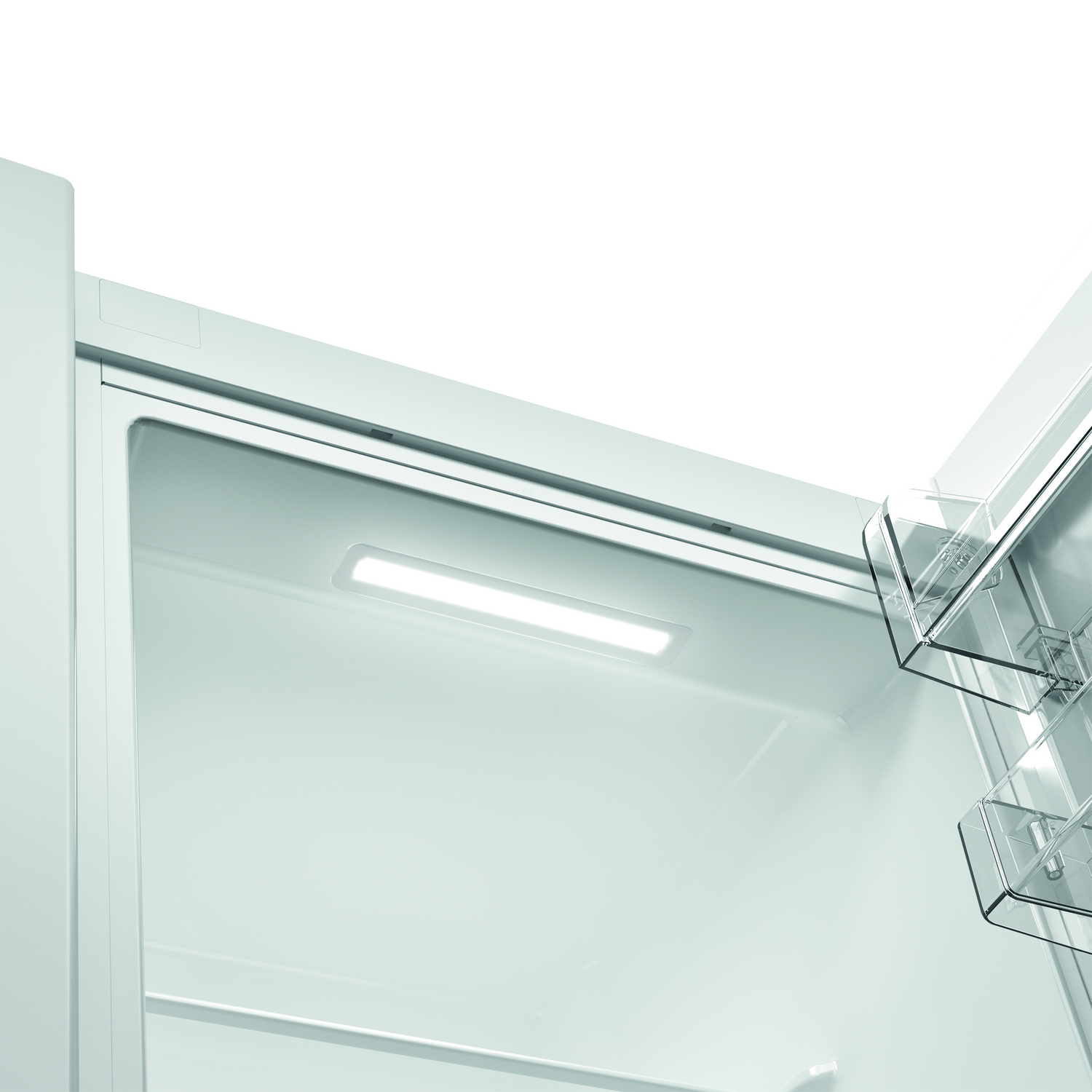Interior de un frigorífico blanco con luz LED brillante y estantes transparentes.