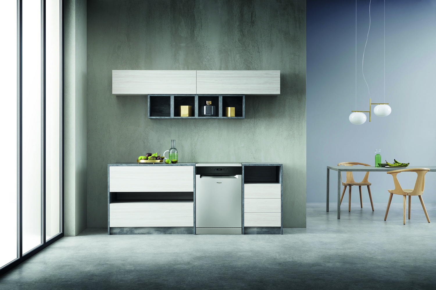 Cocina moderna con lavavajillas, armarios y mesa. La combinación de colores es gris y blanco.