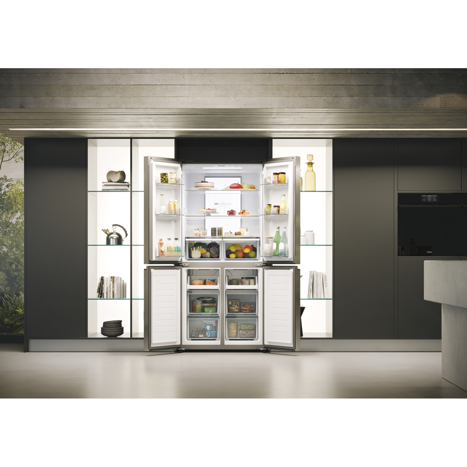 Friteuse à air Philips noire avec dimensions sur fond blanc. Elle a une poignée blanche.