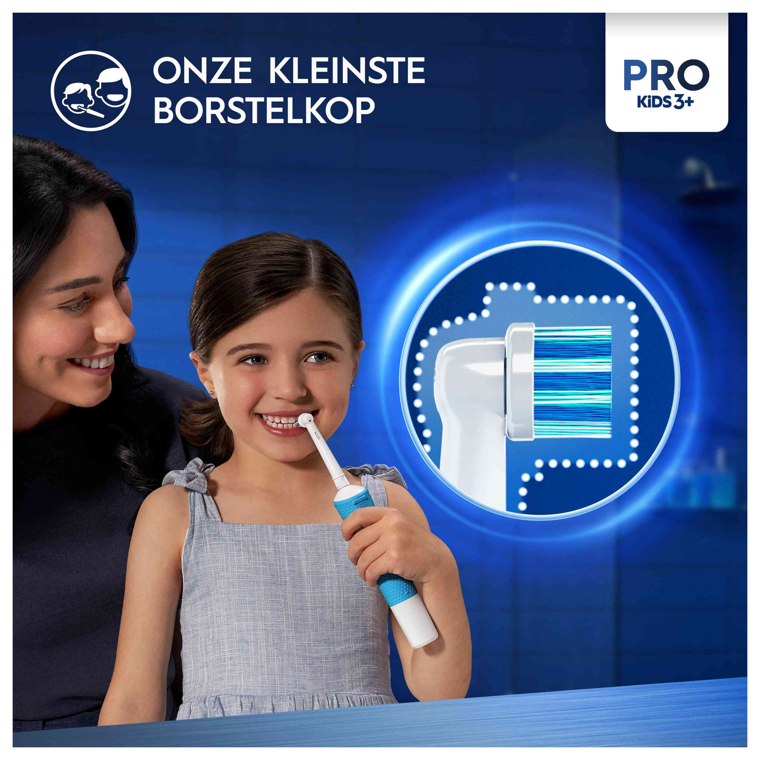 Een meisje poetst haar tanden met een blauw-witte tandenborstel. Tekst zegt "ONZE KLEINSTE BORSTELKOP".