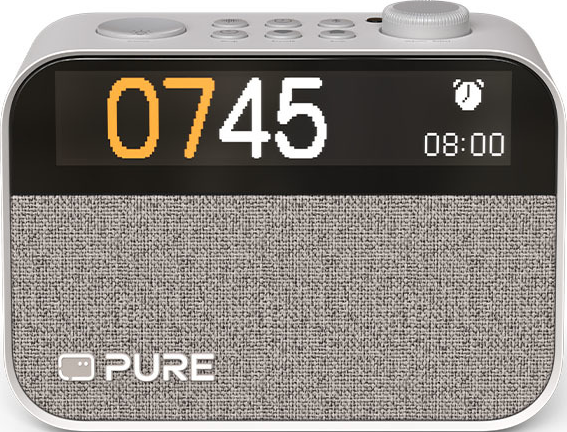 Une radio-réveil numérique grise et blanche. Il affiche l'heure 07h45 et l'alarme 08h00.