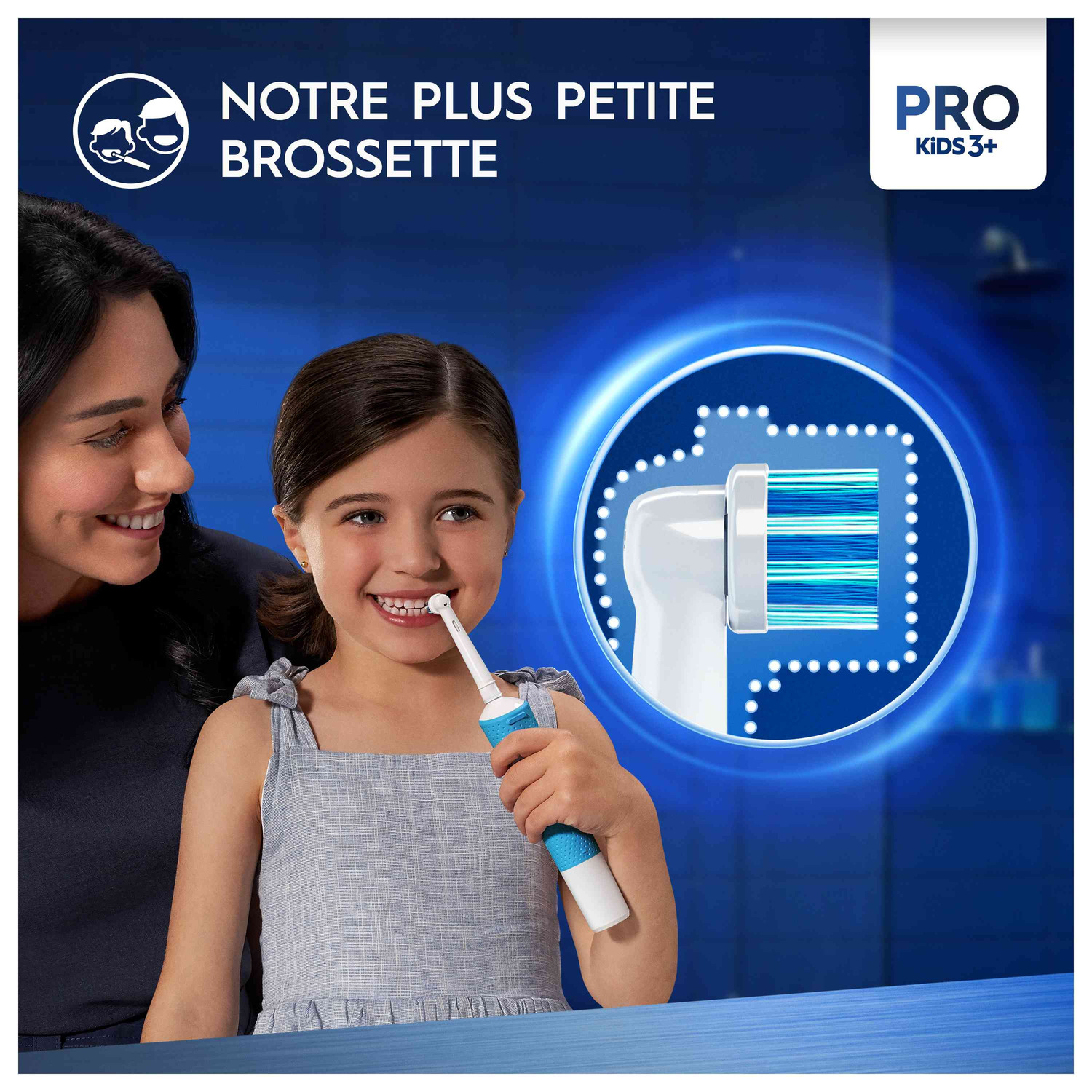 Une fille avec une brosse à dents, se brossant les dents, avec une femme souriante à proximité.
