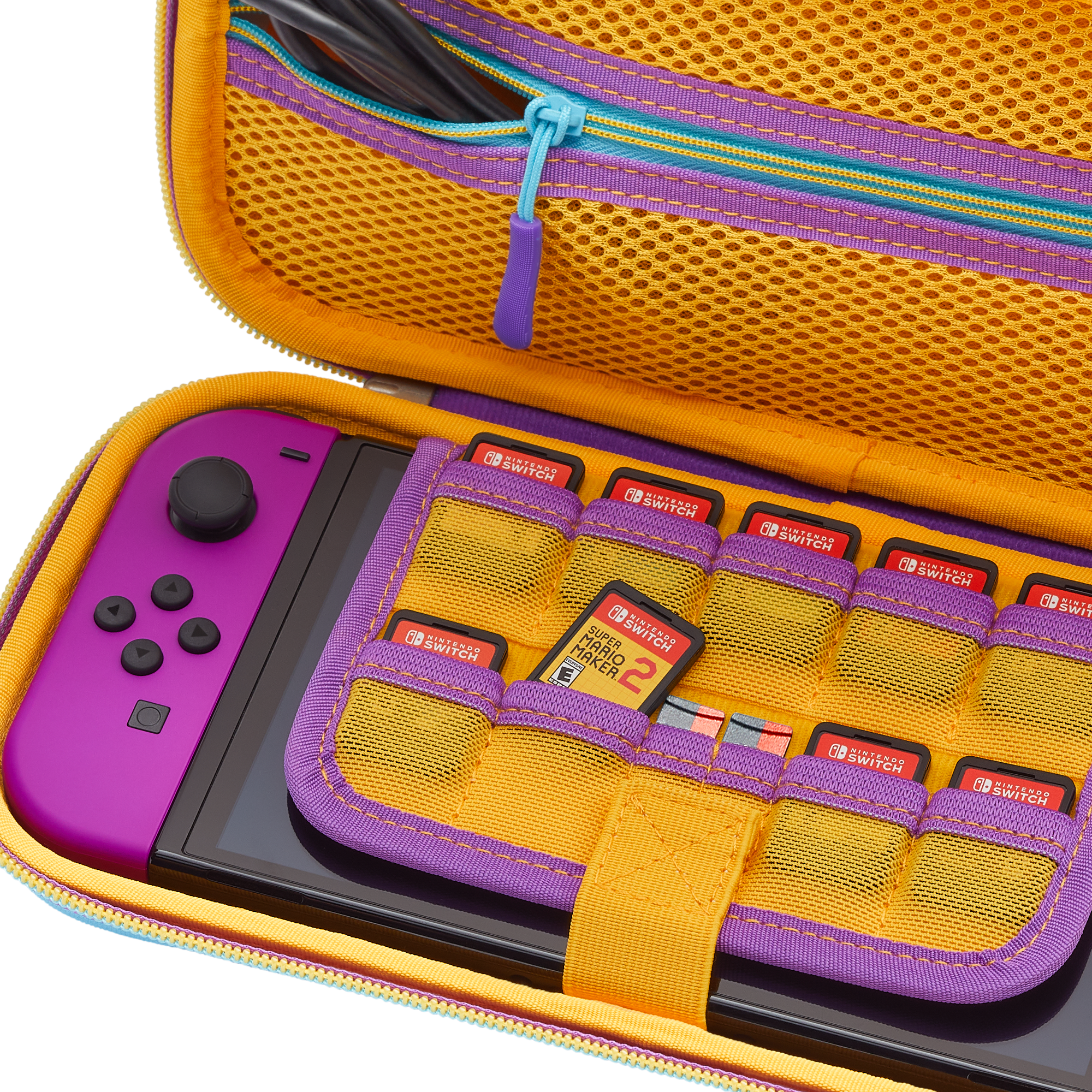 Ein Switch-Case geöffnet. Eine Switch-Konsole, Spielkassetten und ein lilafarbener Reißverschluss sind sichtbar.