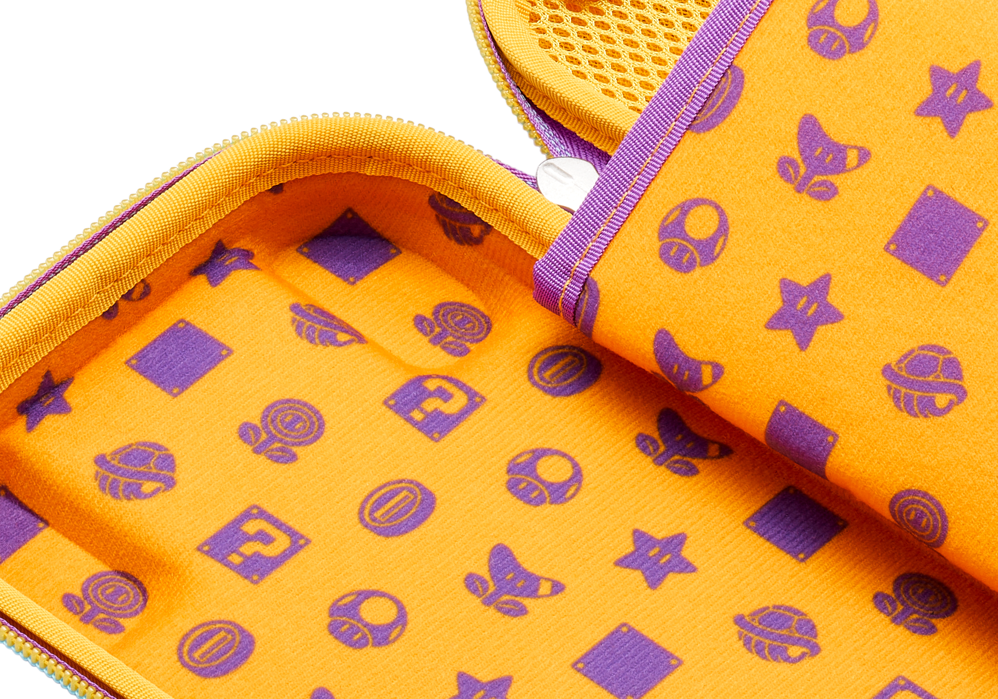 Offener, orangefarbener Nintendo Switch Koffer mit lila Mario-Design und Zubehör.