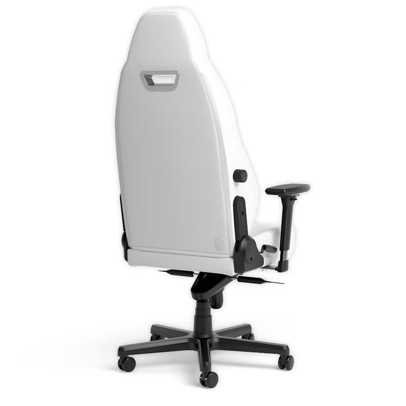 Silla gaming blanca desde atrás, con reposabrazos y base negros, sobre fondo blanco.