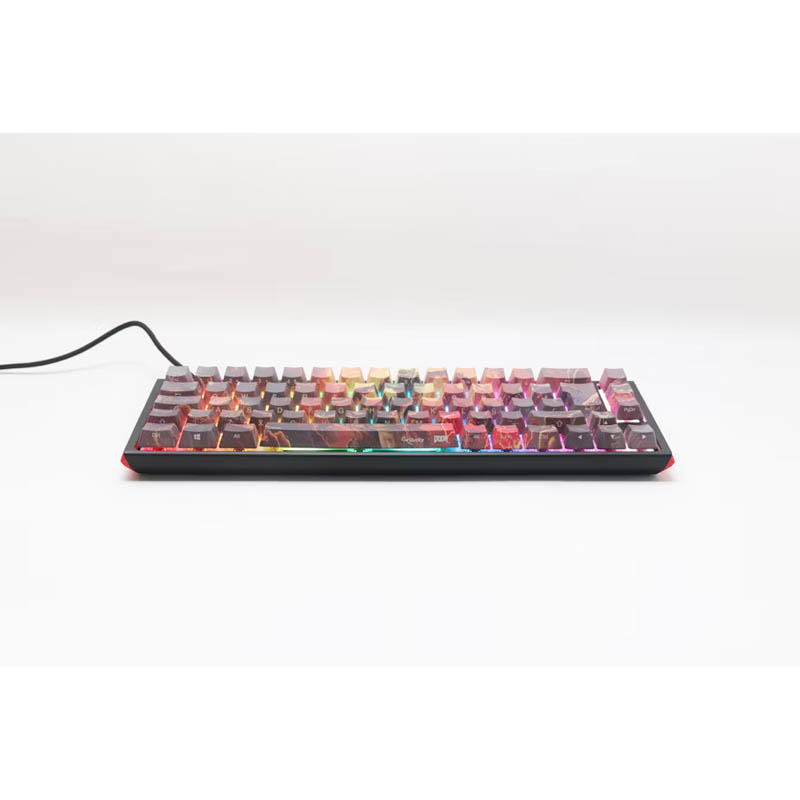 Teclado RGB sobre una superficie blanca, con teclas coloridas.