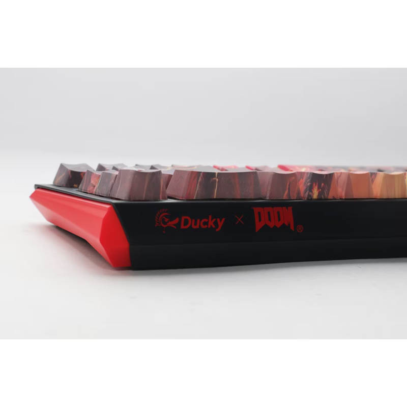 Un teclado Ducky rojo y negro, con teclas rojas, la palabra 'DOOM' es visible.