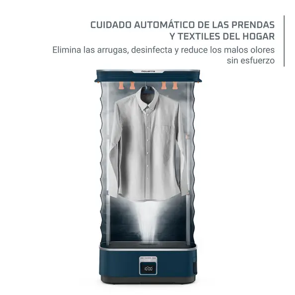 Camisa blanca dentro de un vaporizador de ropa. Máquina azul oscuro con texto arriba. Fondo blanco.